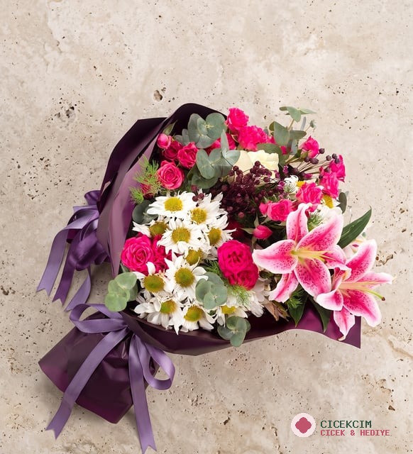 Mor Bukette Pembe Lilyum, Beyaz Gül ve Papatyalar