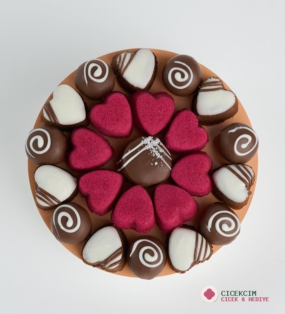 Kırmızı ve Süslemeli Kalp Keklerle Lezzet Dünyası