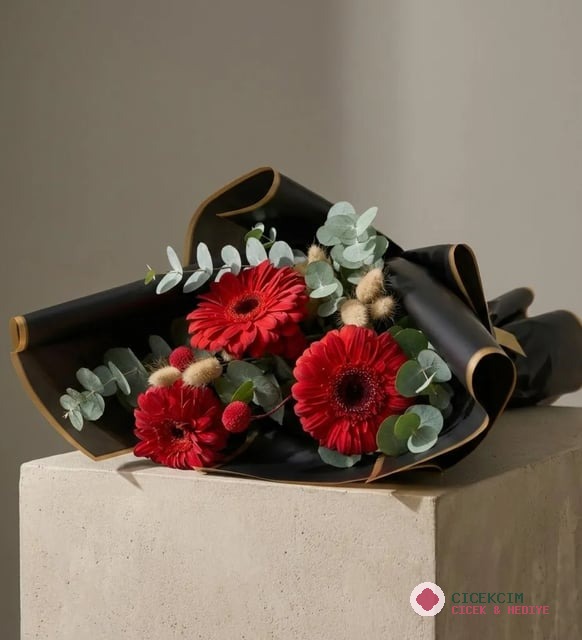 Siyah Buket Kağıdında Kırmızı Gerbera ve Okaliptus