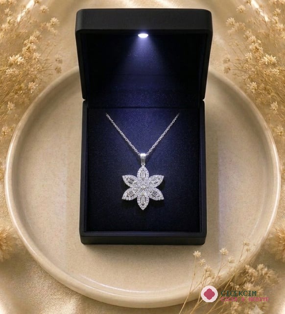 Premium Işıklı Kutuda 925 Ayar Gümüş Baget Taşlı Lotus Çiçeği Kolye