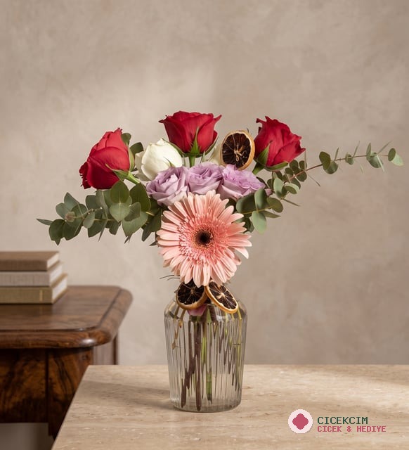 Çizgili Cam Vazoda Kırmızı Beyaz Lila Gül & Gerbera