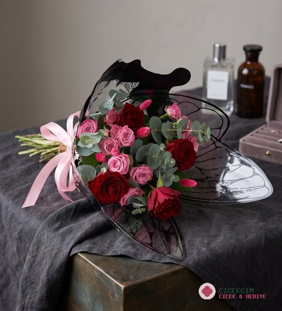 Kelebek Bukette Kırmızı Gül ve Pembe Çardak Güller